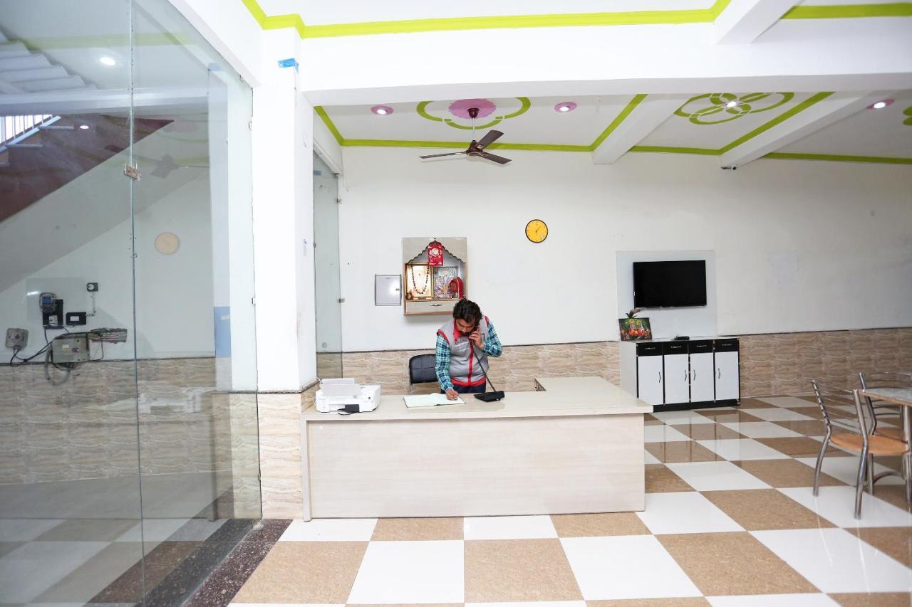โอโย 29517 โฮเต็ล พรสานพาเลซ Hotel Chhata ภายนอก รูปภาพ